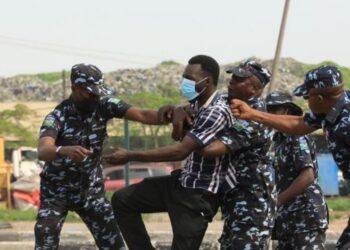 BREAKING: Police Go Violent, Attack Peaceful Protesters In Lagos (Video)