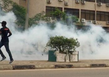 BREAKING: Police Attack Protesters In Ibadan (Video)
