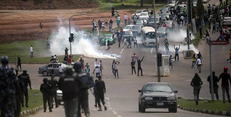 BREAKING: Gunshots As Police Disperse Protesters In Lagos