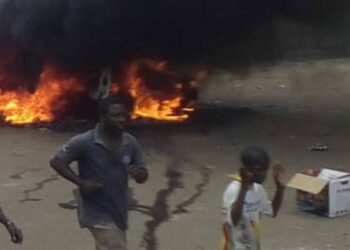BREAKING: Gunmen Currently Setting Police Station Ablaze, Free Criminals