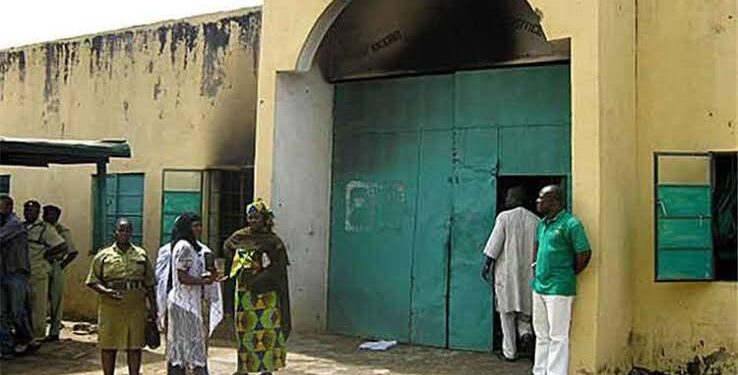 BREAKING: Gunmen Invade Oyo Prison, Set Criminals Free