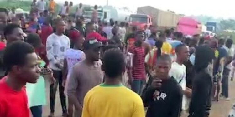 BREAKING: TASUED Students Clash With Nigerian Soldiers In Ogun (Video)