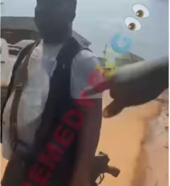 SARS Officials Reportedly Harass UNIBEN Students For Driving Range Rover (Video)