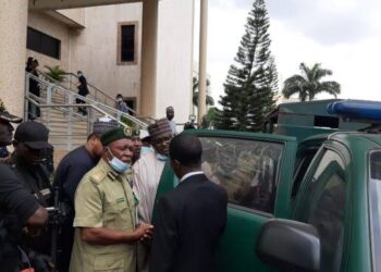 Trending Video of EFCC, Prison Officials Fighting Over Custody Of Maina