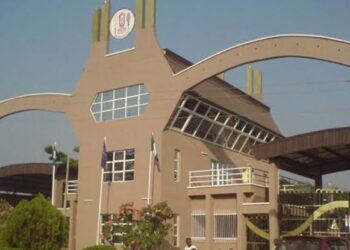 UNIBEN Called Out After Rewarding Best Graduating Student With 3,000 Naira(Photos)