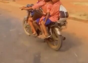 TRENDING: Primary School Kid Seen ‘Carrying’ 4 of His Classmates To School On Okada (Video)