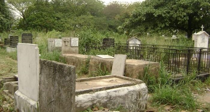 Islamic Cleric Caught Red-handed While Digging Human Skulls At A Cemetery In Oyo(Photos)