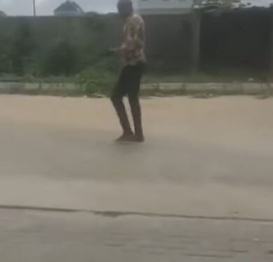 Man Caught Performing Rituals At Lekki Junction (Video) - DAILY GIST