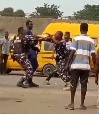 Two Police Officers Seen Engaging In Serious Fight At Oshodi(Video)