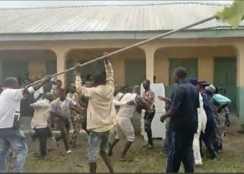 BREAKING: Party Agents Engage In Heavy Fight At Fayose’s Polling Unit(Video)