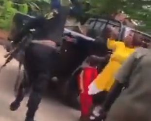 Shocking Video of Nigerian Police Officer Beating Man With A Machete Surfaces Online
