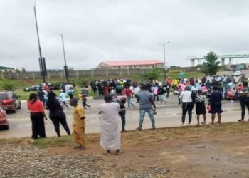 BREAKING: ASUU Strike: Nigerian Students Shutdown Lagos Airport(Video)