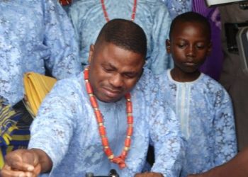 Gospel Singer, Yinka Ayefele Bursts Into Tears As NSCDC Allegedly Assaults Him In Ekiti