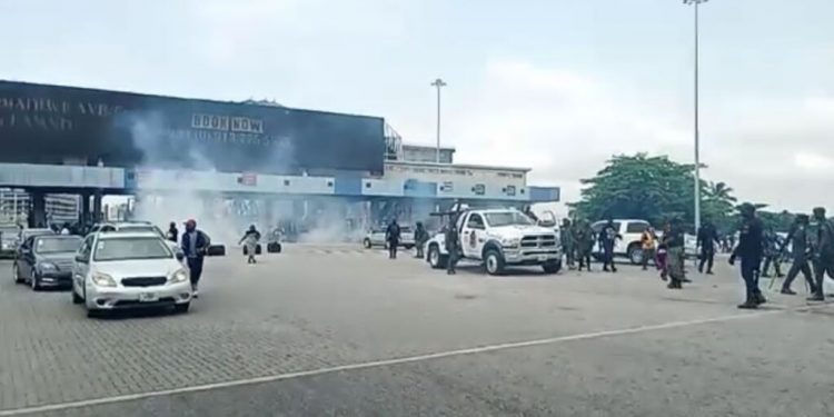 BREAKING: Police Teargas Youths At Lekki Tollgate