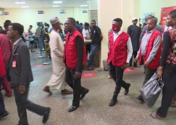 JUST IN: EFCC Arrests Bank Manager For ‘Hoarding N29m New Notes(Photos)