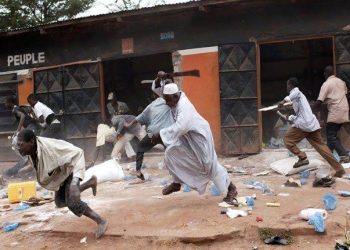 BREAKING: Gunshots As Nigerian Youths Loot Govt Properties Over Hardship
