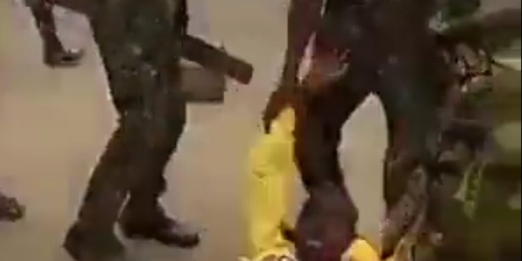 TRENDING VIDEO: Angry Nigerian Soldiers Descend On LASTMA Official In Lagos