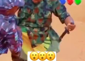 TRENDING VIDEO: Nigerian Soldier And Police Officer Engage In Serious Public F!ght In Ogun