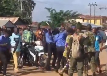 Nigerian Soldiers, Policewoman Fight In Public Over Traffic Violation