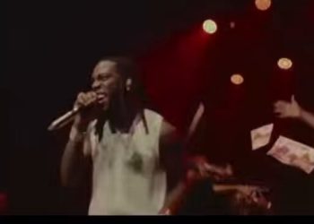Burna Boy Under Fire For Snubbing Davido’s Dad At London Concert